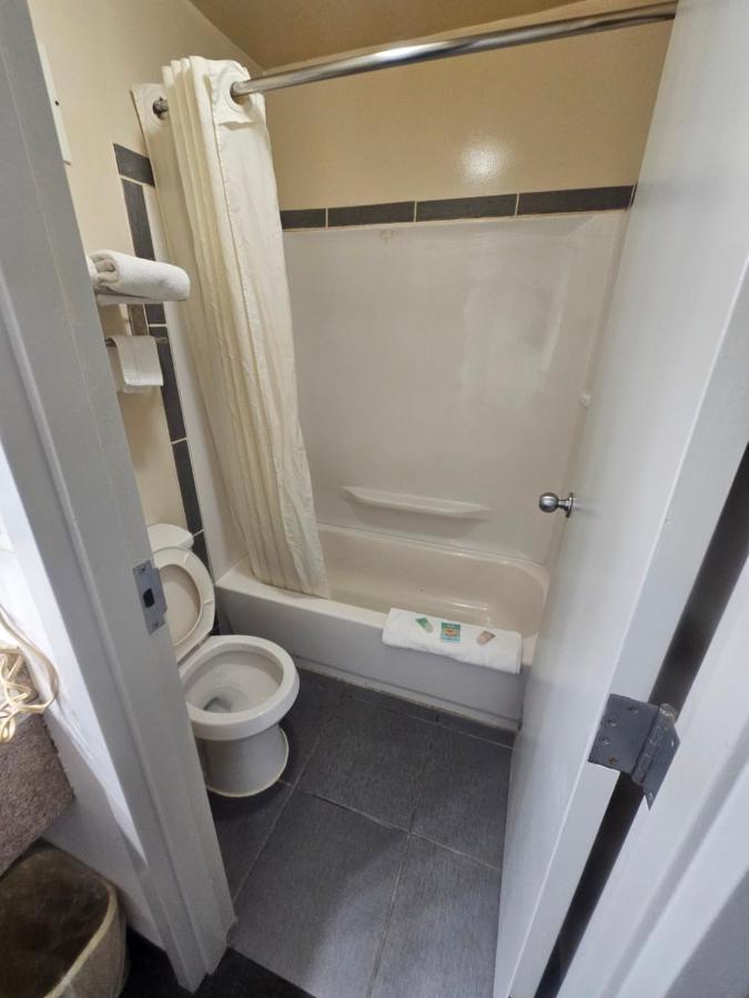 Budgetel Inn & Suites — photo 11