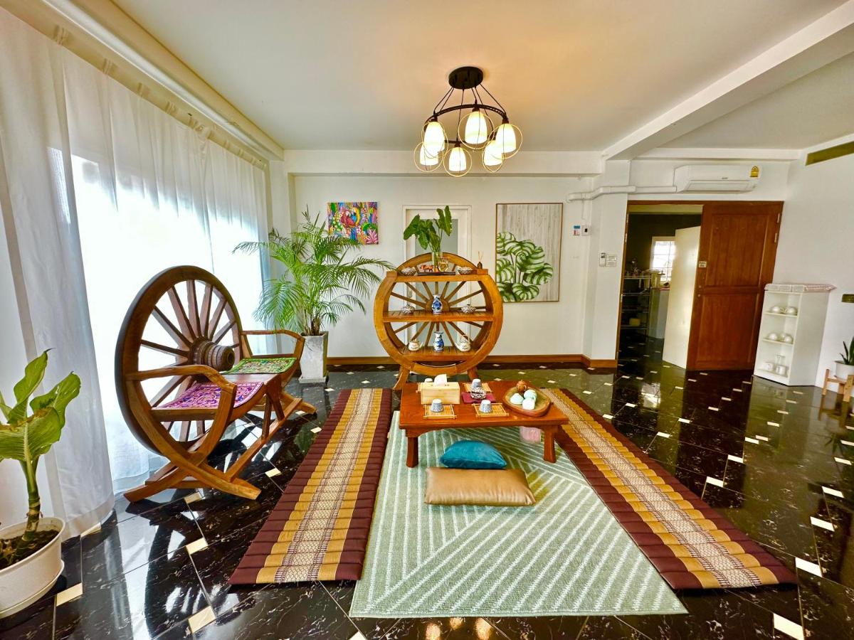 Кът за сядане в Comfy Boutique House