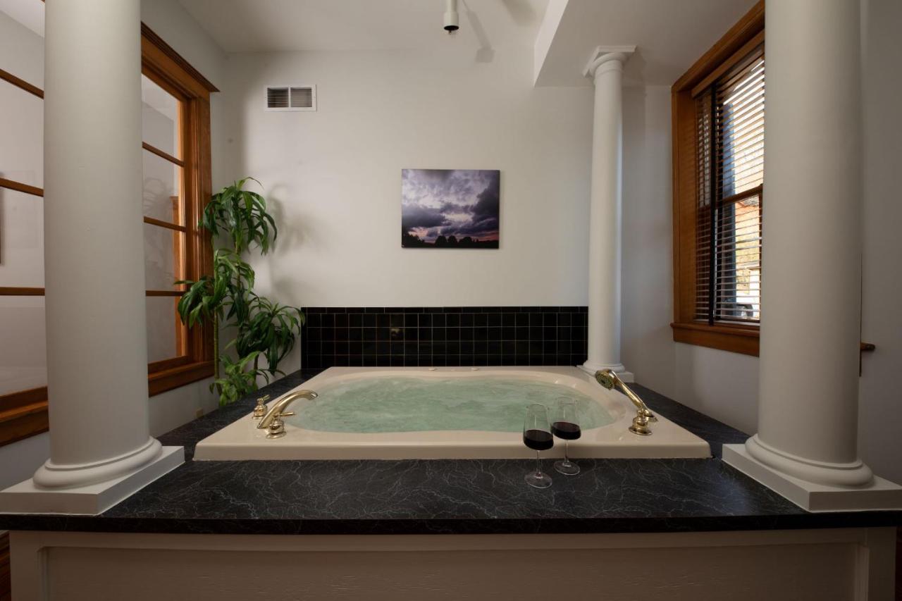 Riverboat Suites — photo 9