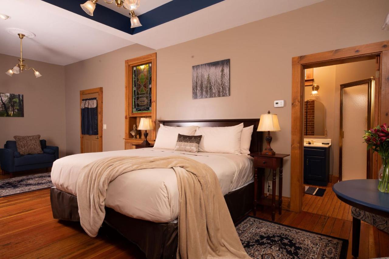 Riverboat Suites — photo 14