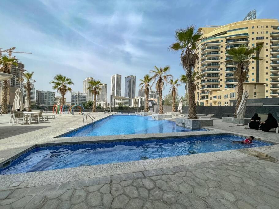 Lush Tropical Getaway in Dubai Marina - 4