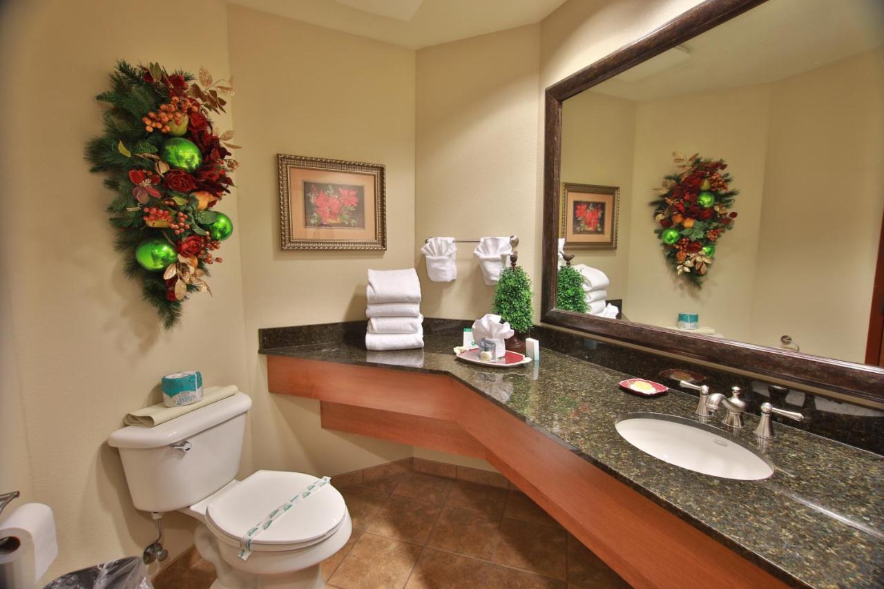The Inn at Christmas Place — photo 11