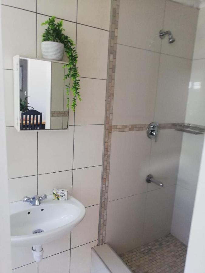 Rondebosch East Garlandale STRICTLY HALAAL, fresh garden cottage - 5