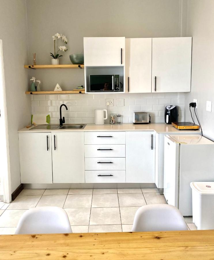 Beachside Studio Apartment on Surfers Corner - 4