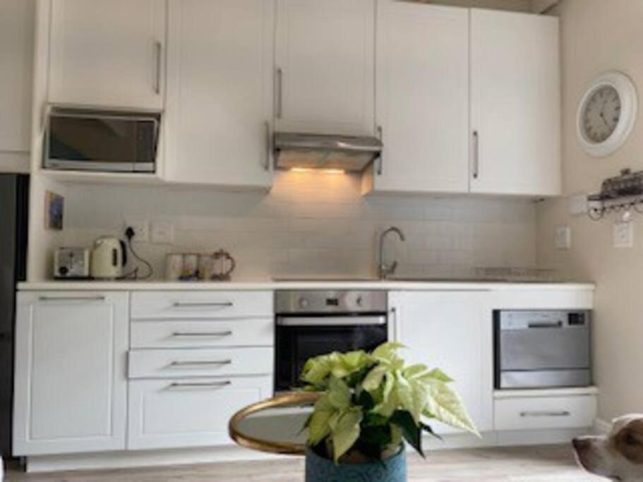 Gorgeous, private cottage in prestigious Newlands. - 4