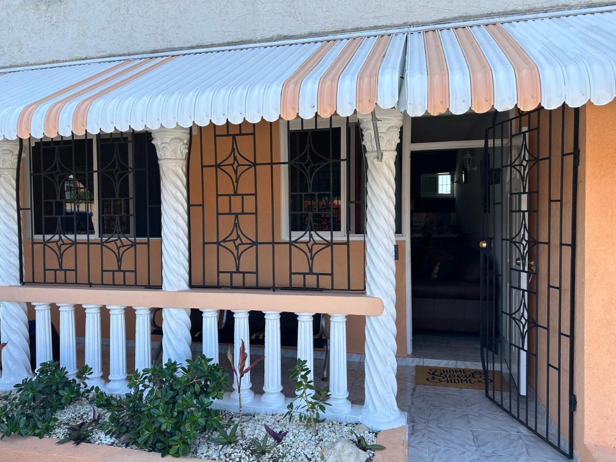 Sleeps2 - Private Pool - King Bed - AirCon