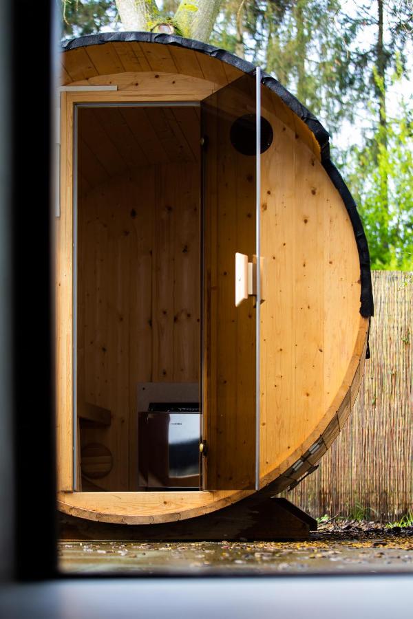a small wooden dog house with a tv in it at Veluwe Hotel De Beyaerd in Hulshorst