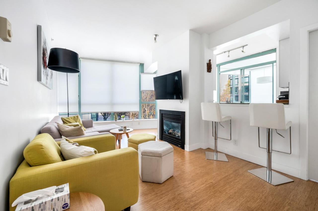 Bright 2 bedroom condo downtown with free parking photo