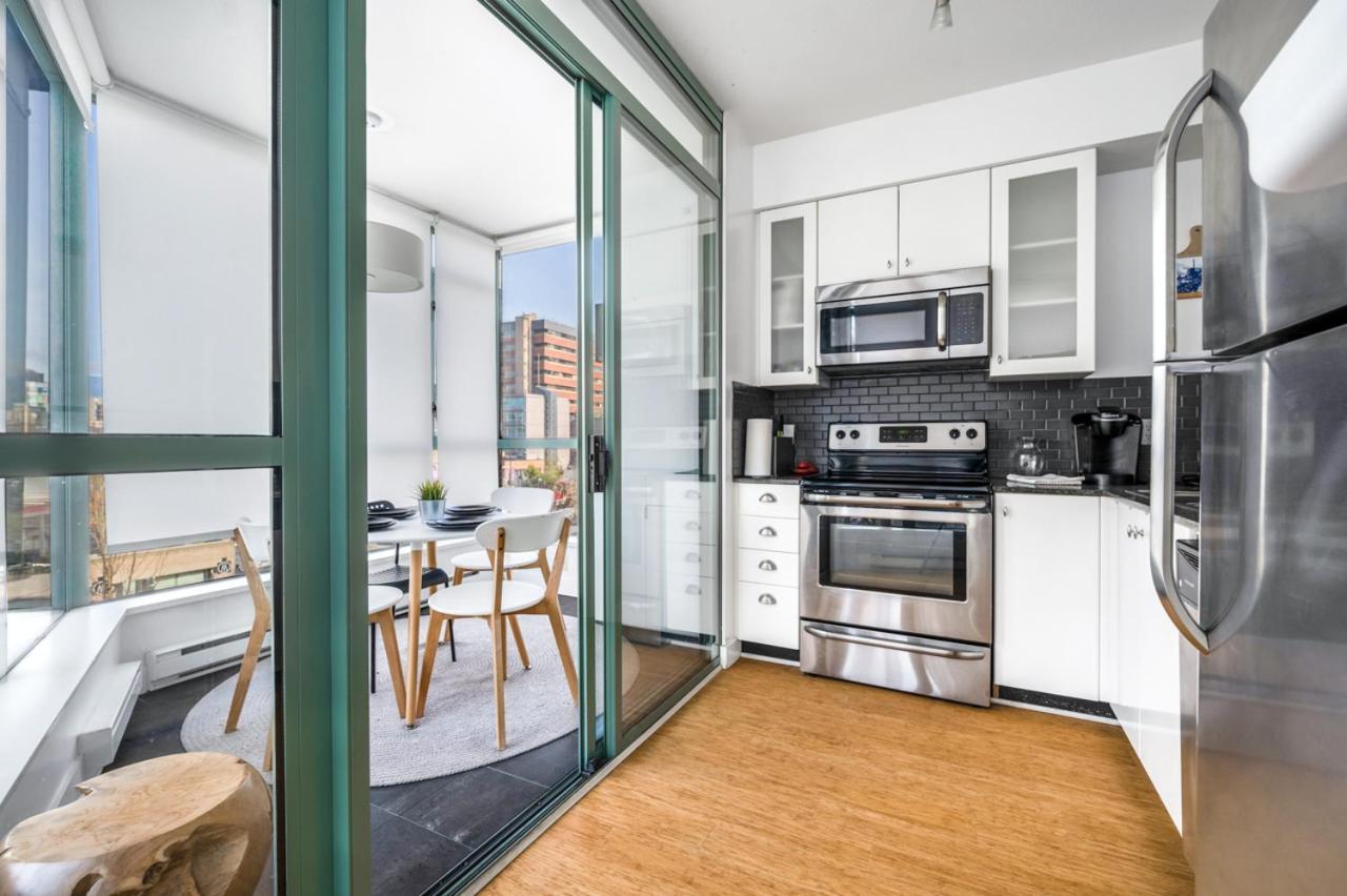 Bright 2 bedroom condo downtown with free parking photo