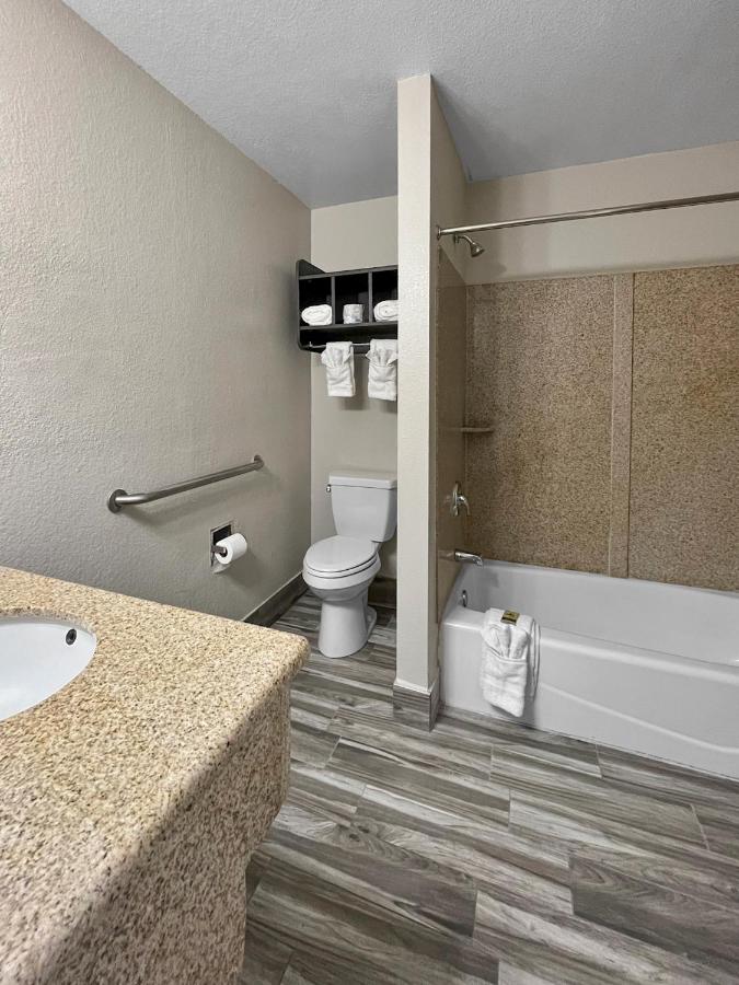 Rodeo Lodge — photo 19