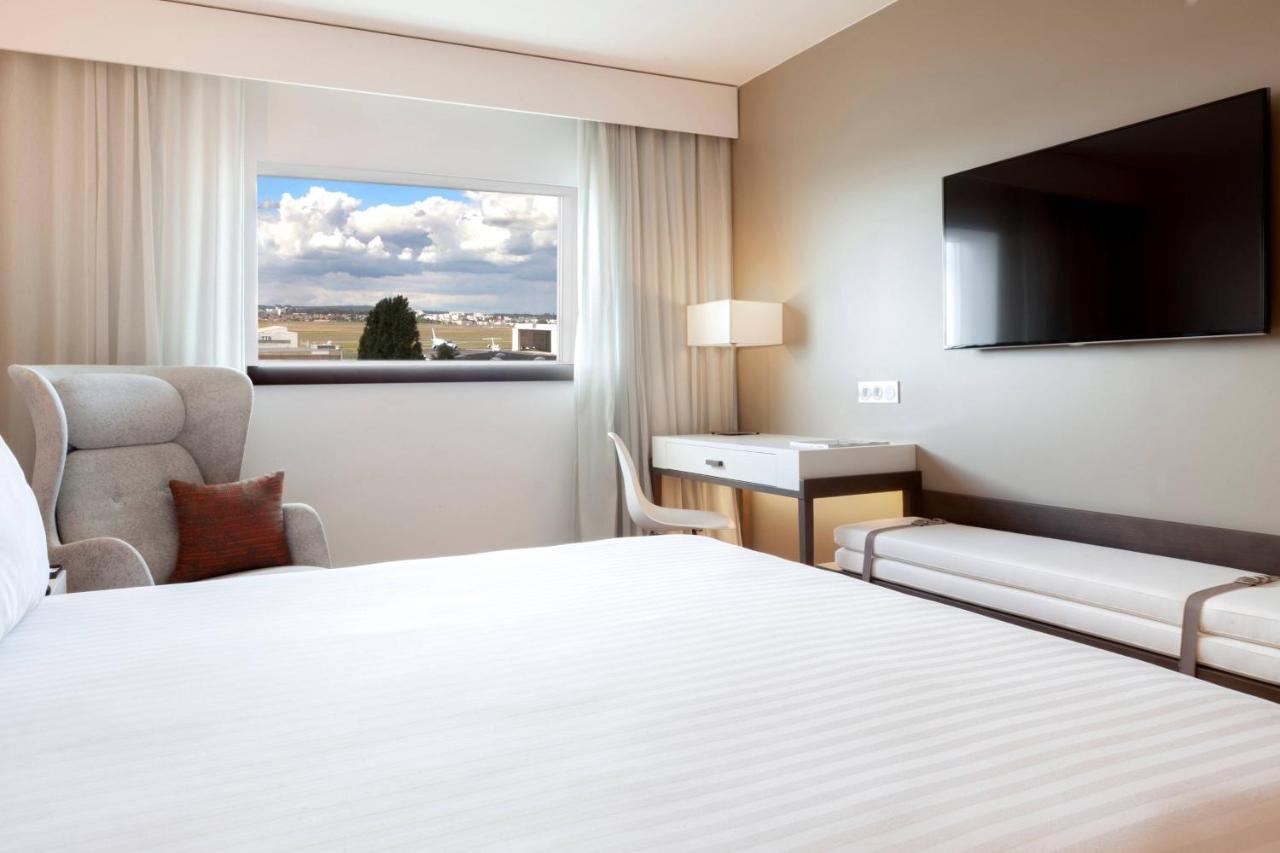 AC Hotel Paris Le Bourget Airport by Marriott - Laterooms