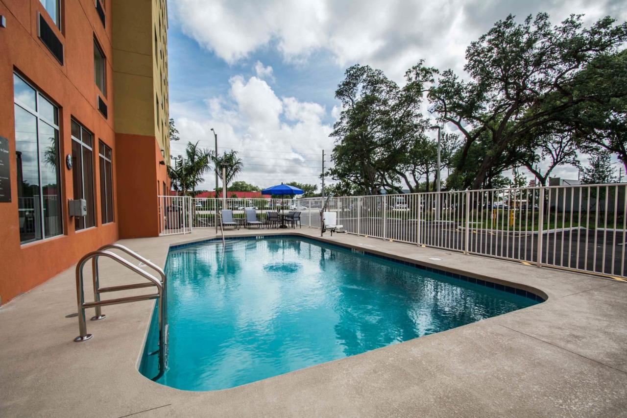 Heated swimming pool: Comfort Suites Fort Lauderdale Airport South & Cruise Port
