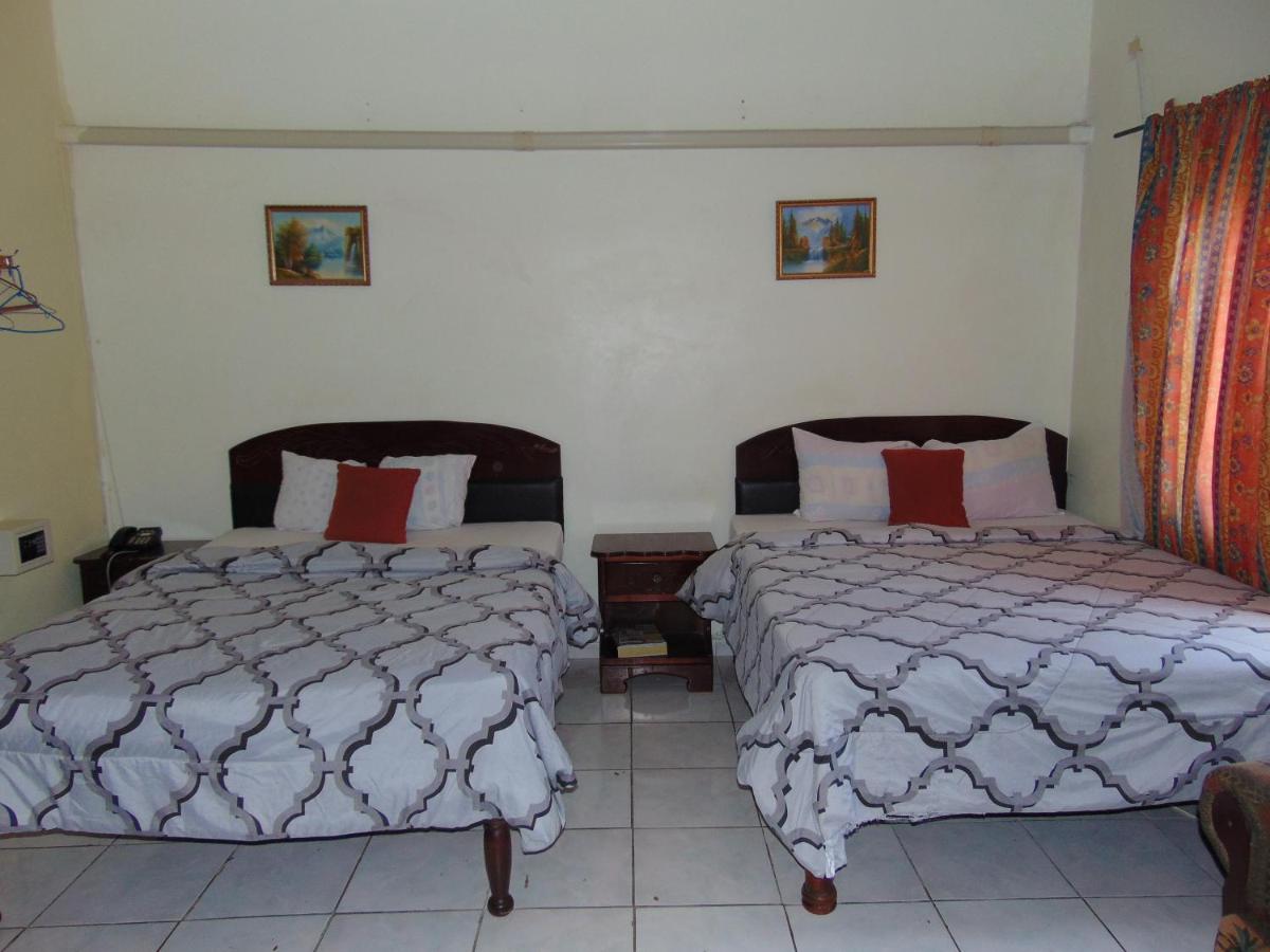 Tropical Vibe Hostel Kingston - Near Half-Way-Tree