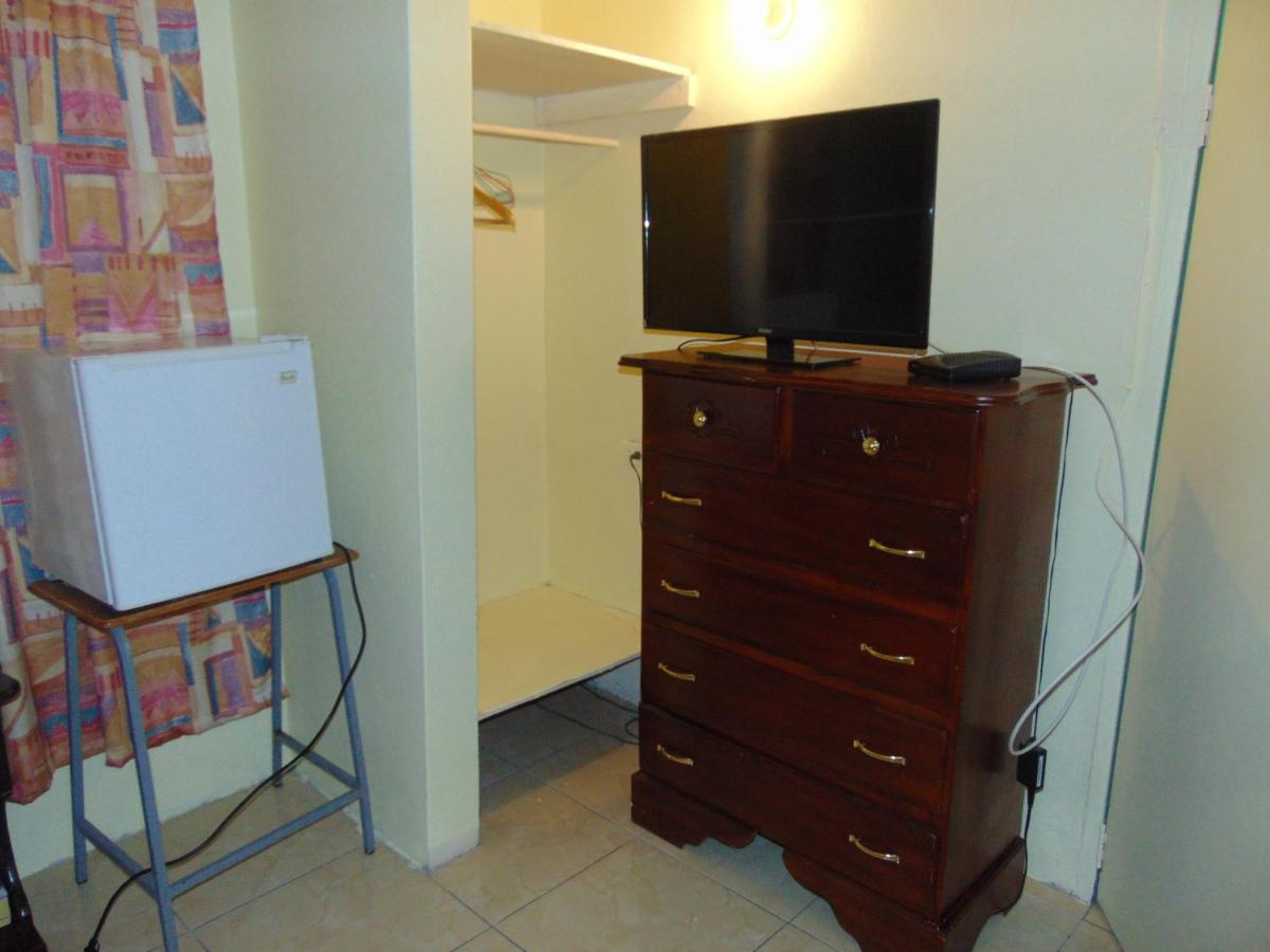 Tropical Vibe Hostel Kingston - Near Half-Way-Tree - 5