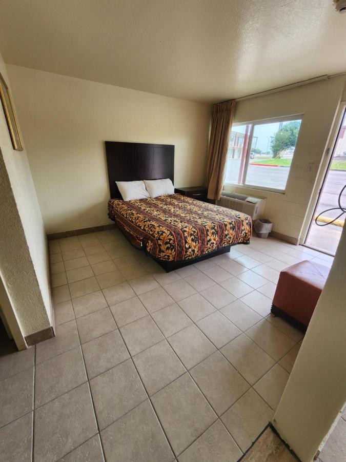 HOME TOWN INN &SUITES — photo 4
