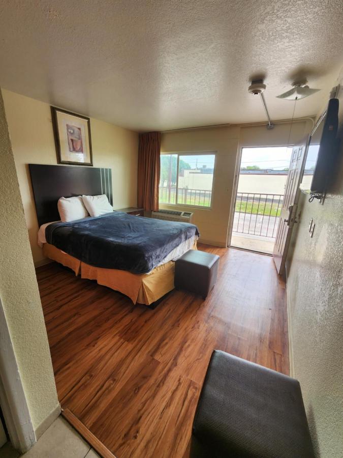 HOME TOWN INN &SUITES — photo 5