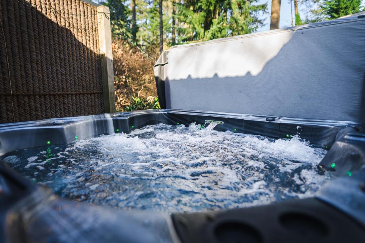 a pool of water in a tub filled with water at Luxe vakantiehuis in het bos met jacuzzi en sauna in Lunteren