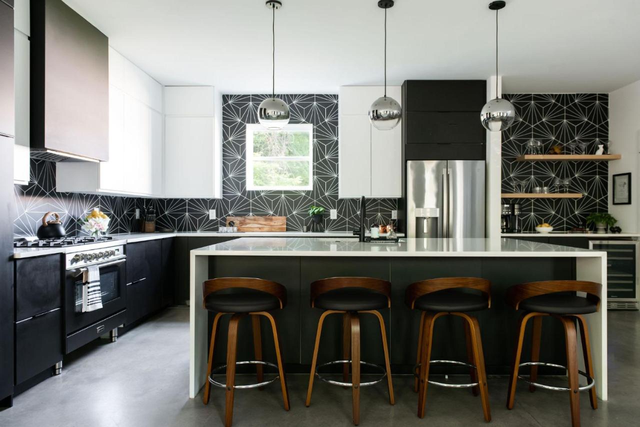 Gated Luxe Home with Rooftop, Bunk Room, & Parking, Sleeps 10 with King Suite, Queen Rooms & Custom Bunks, Gourmet Kitchen with Wine Fridge, Rooftop Patio, Dog Friendly, Dedicated Parking, Mins from Downtown and Broadway, 24 Hour Hospitality - 3