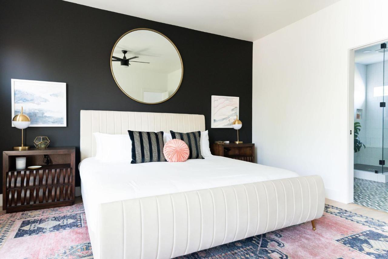 Gated Luxe Home with Rooftop, Bunk Room, & Parking, Sleeps 10 with King Suite, Queen Rooms & Custom Bunks, Gourmet Kitchen with Wine Fridge, Rooftop Patio, Dog Friendly, Dedicated Parking, Mins from Downtown and Broadway, 24 Hour Hospitality - 2