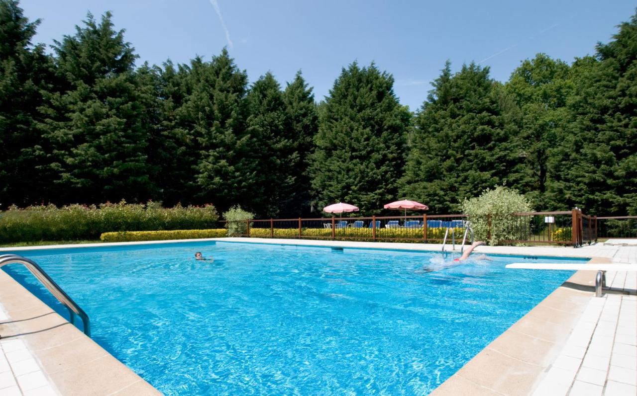 Heated swimming pool: Le Manoir Hôtel