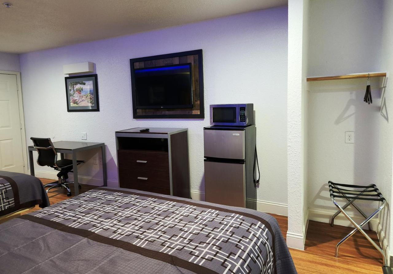 EXPRESS INN TOMBALL — photo 13