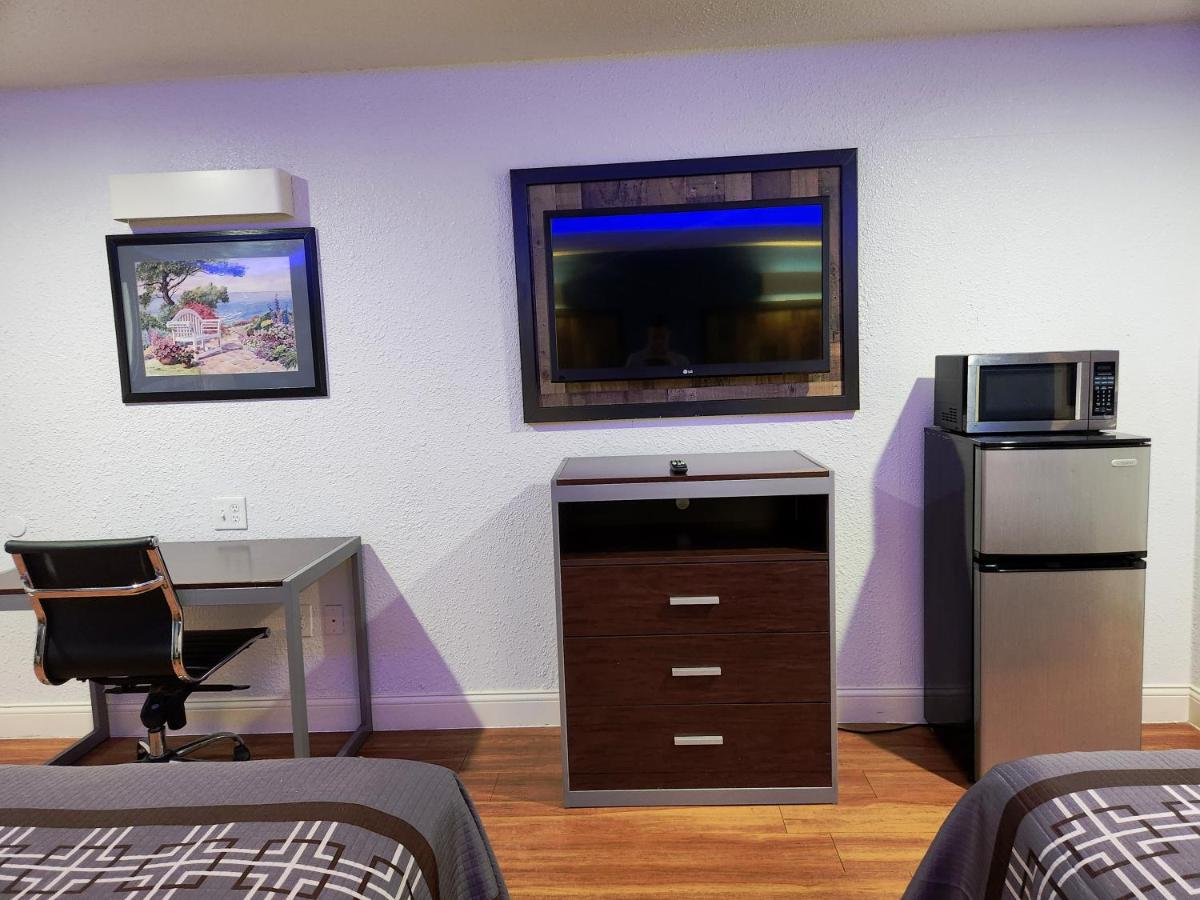 EXPRESS INN TOMBALL — photo 14