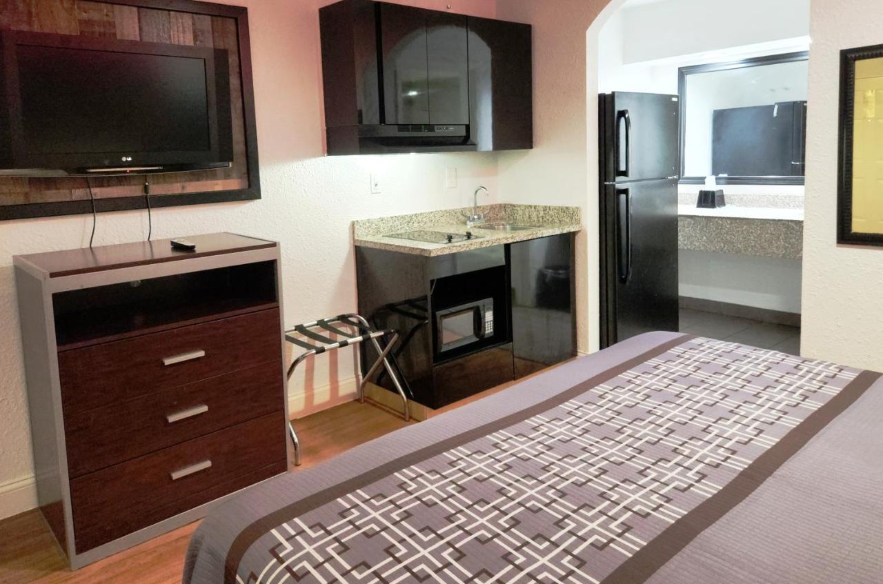 EXPRESS INN TOMBALL — photo 20