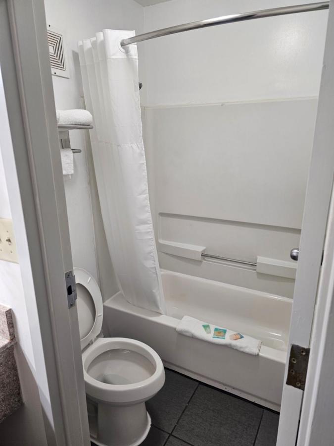 Budgetel Inn & Suites — photo 7