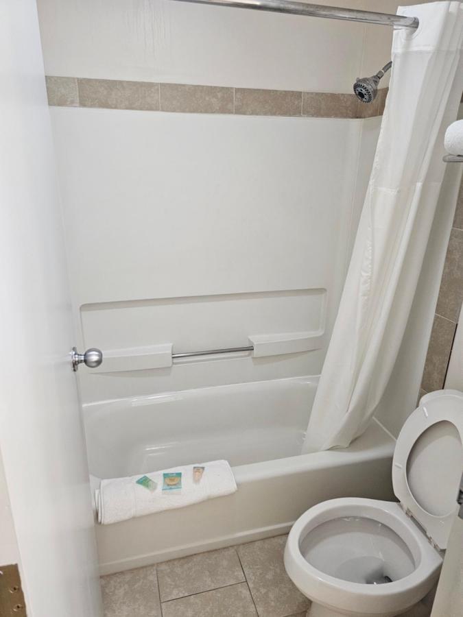 Budgetel Inn & Suites — photo 16