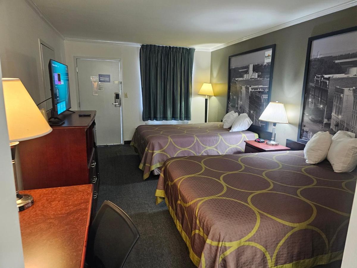 Budgetel Inn & Suites — photo 15