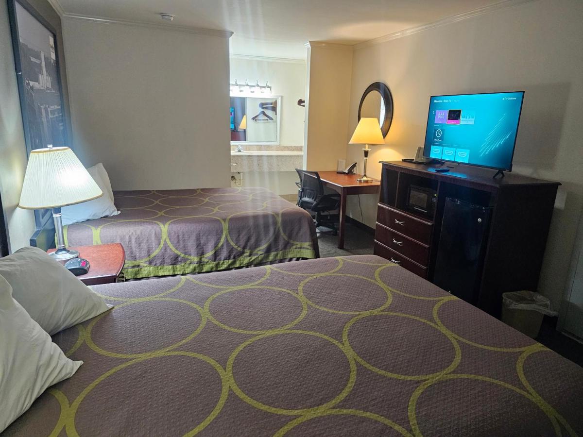 Budgetel Inn & Suites — photo 14