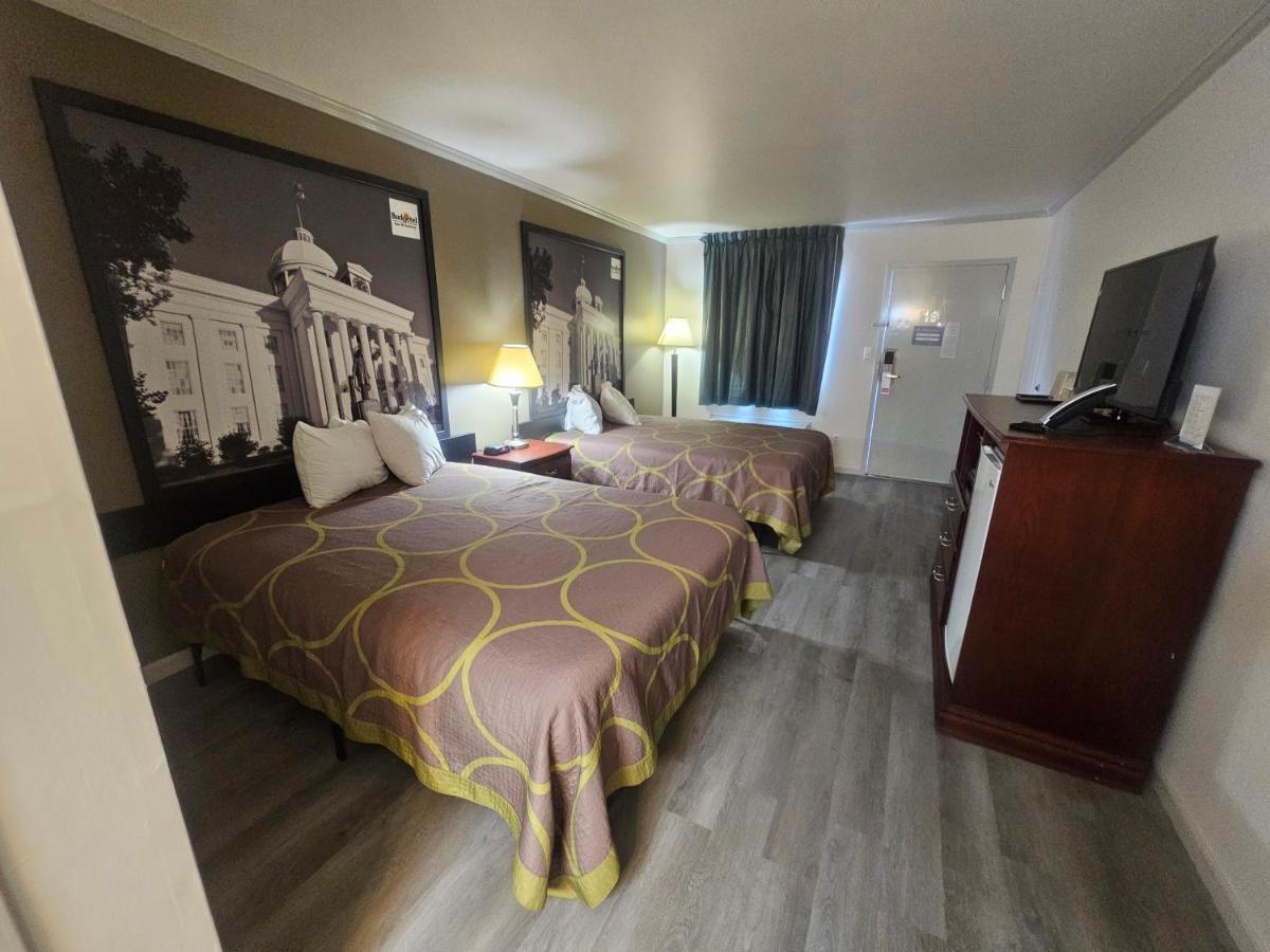 Budgetel Inn & Suites — photo 17