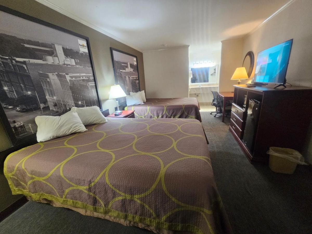 Budgetel Inn & Suites — photo 19