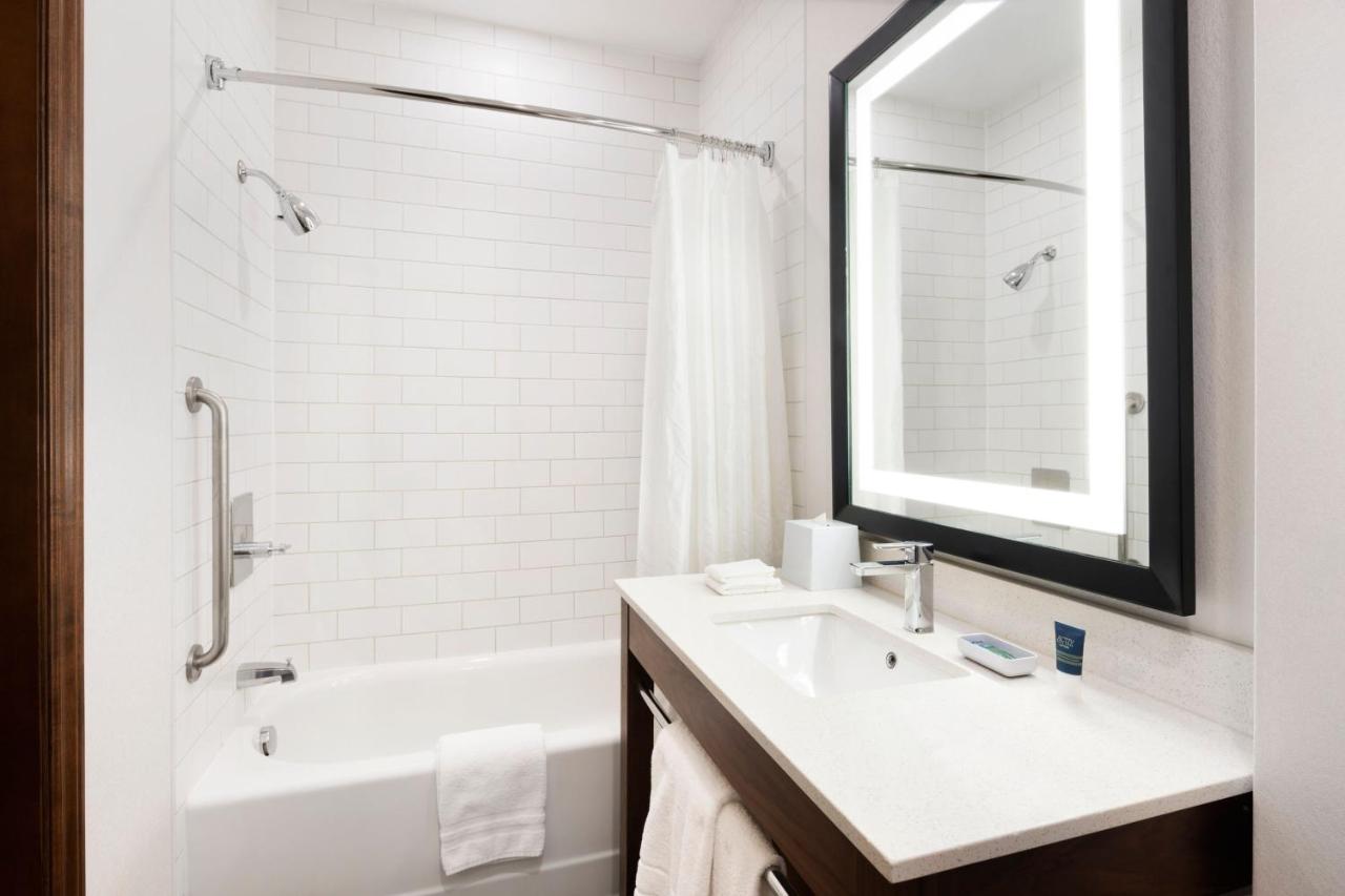 Four Points by Sheraton Calgary Airport photo