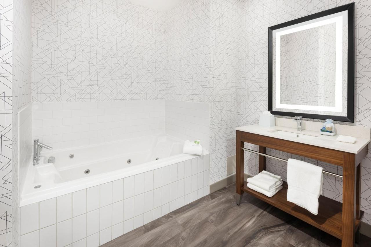 Four Points by Sheraton Calgary Airport photo