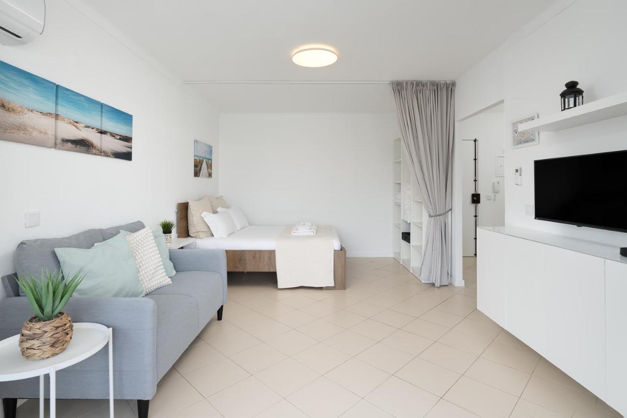 Sunny Studio W/ Balcony in Portimão by LovelyStay