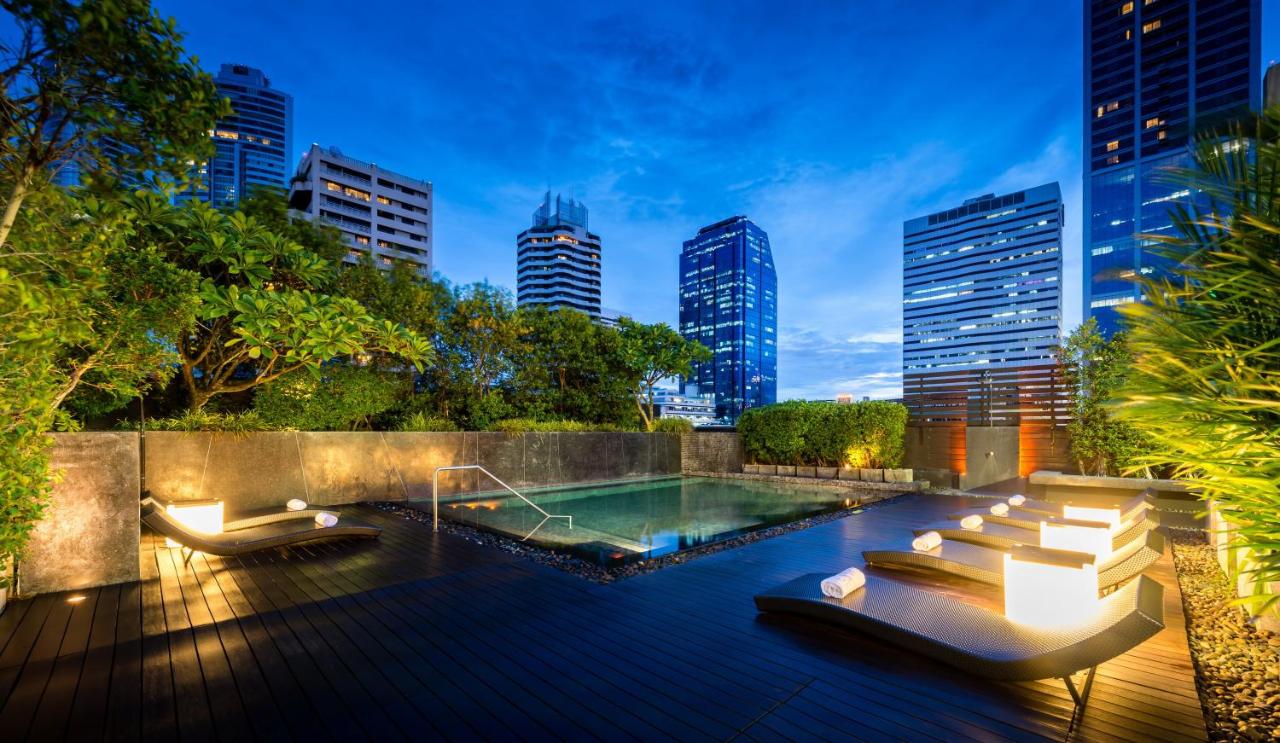 Rooftop swimming pool: Maitria Hotel Sukhumvit 18 Bangkok – A Chatrium Collection