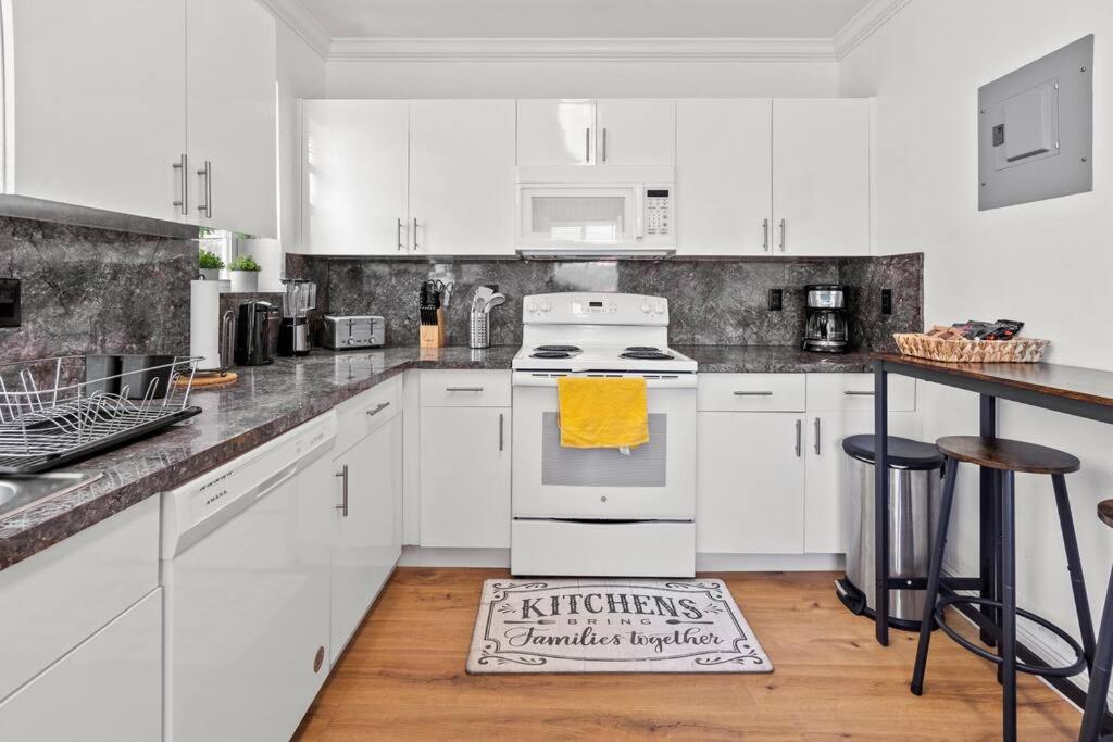 Comfy & Updated Apartment centrally located minutes away from everything! - 4