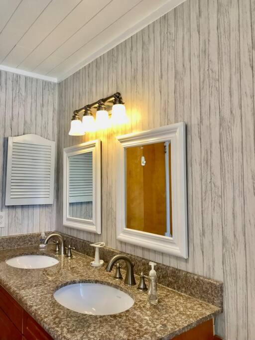 Pool House in Tropical Miami - 3