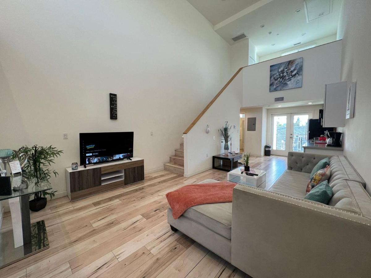 Modern One-Bed Loft in Hollywood Sign View & Free Parking - 5