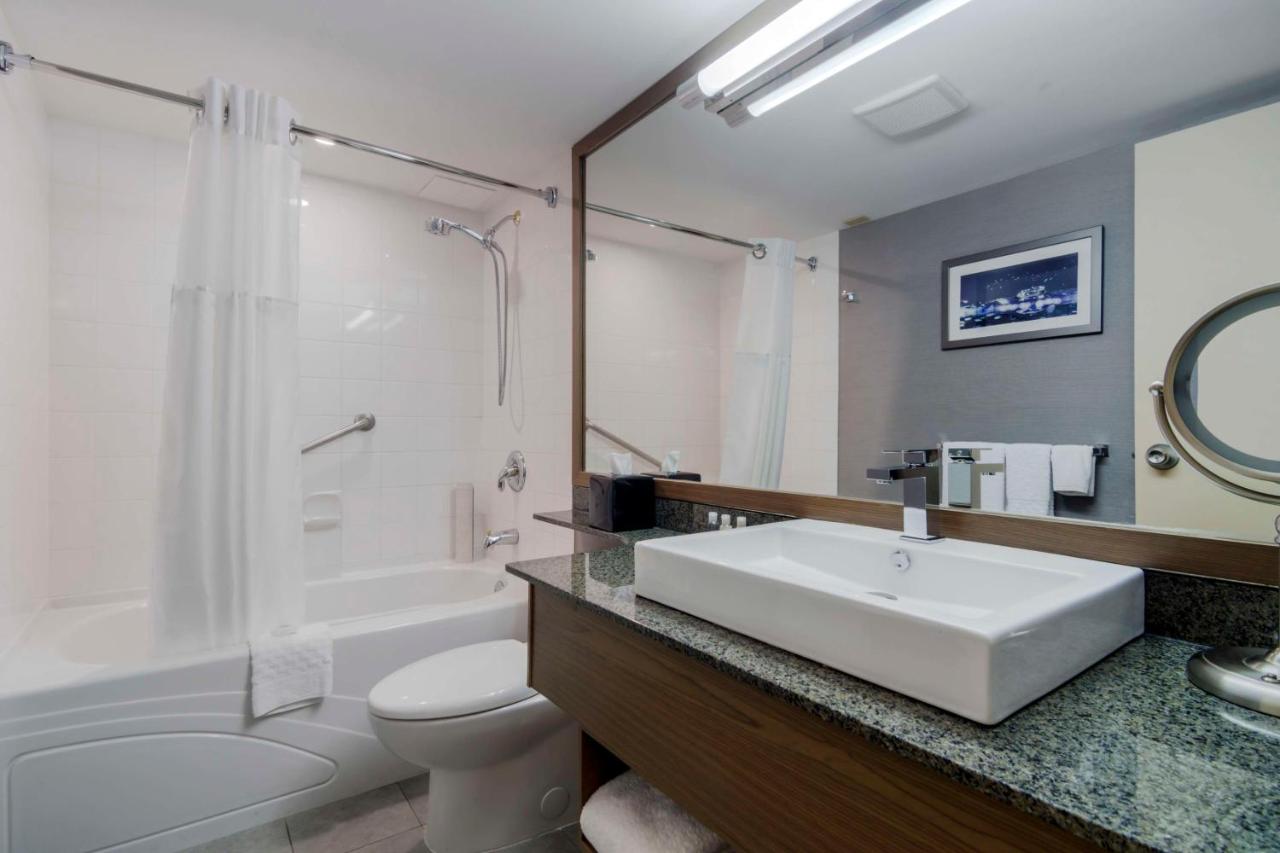 Best Western Premier Chateau Granville Hotel & Suites & Conference Centre photo