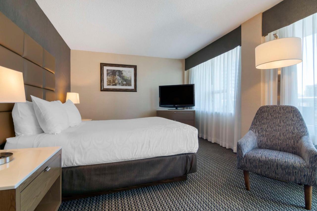 Best Western Premier Chateau Granville Hotel & Suites & Conference Centre photo