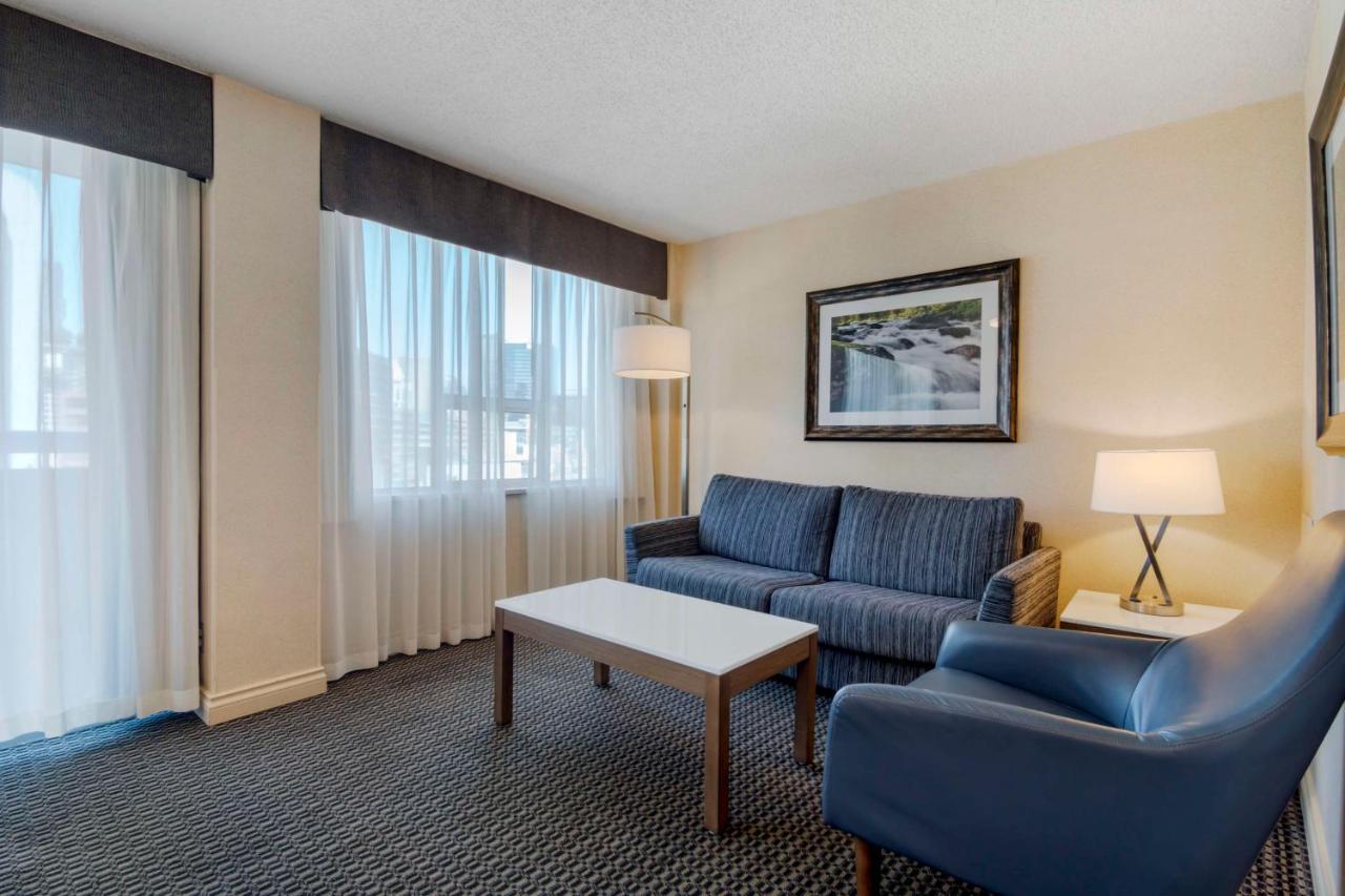 Best Western Premier Chateau Granville Hotel & Suites & Conference Centre photo