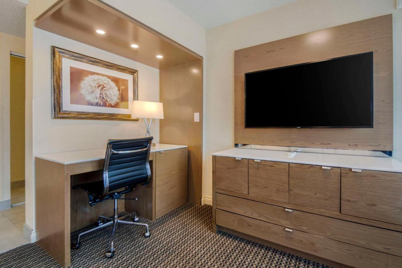 Best Western Premier Chateau Granville Hotel & Suites & Conference Centre photo