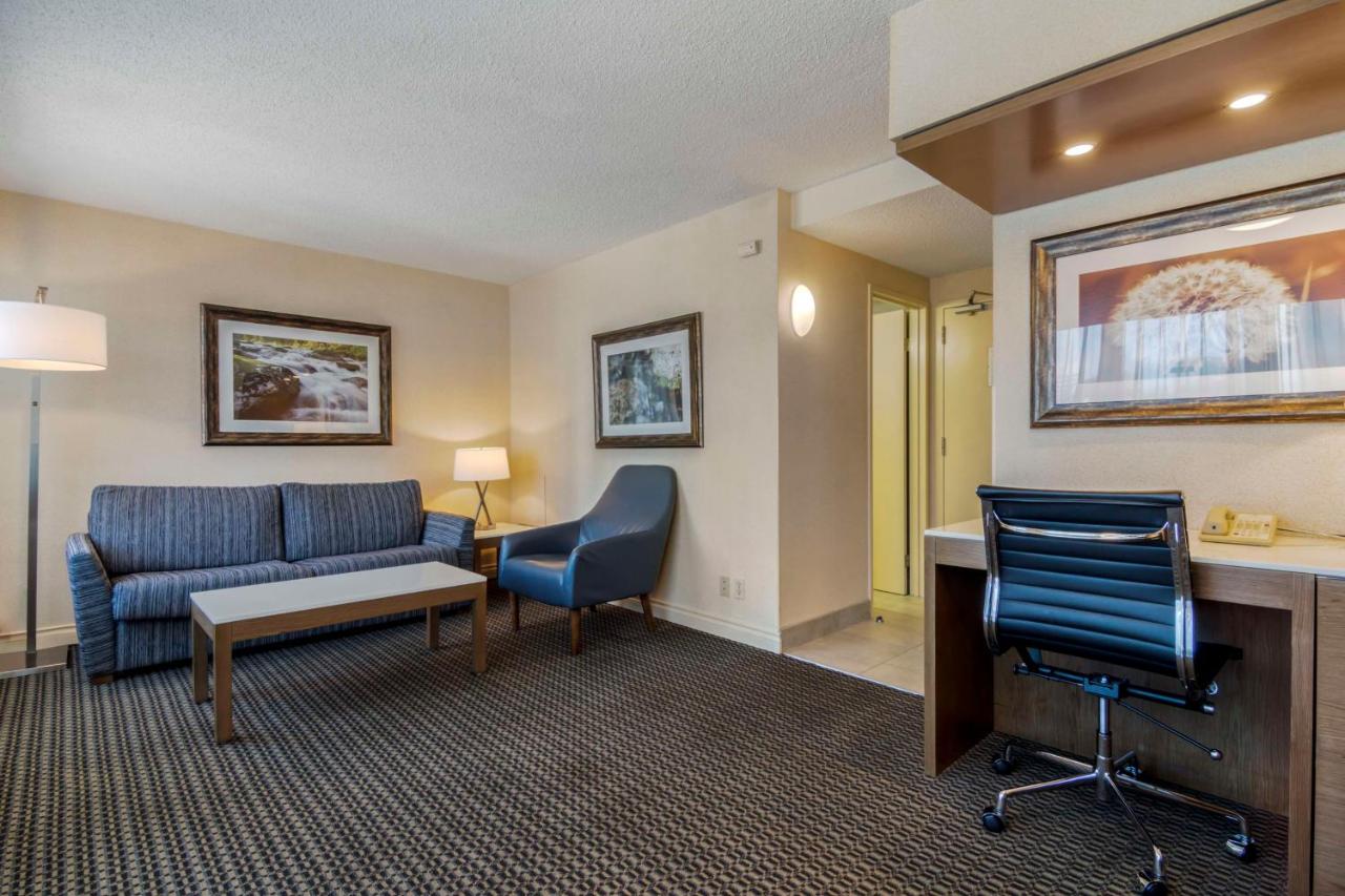 Best Western Premier Chateau Granville Hotel & Suites & Conference Centre photo