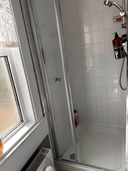 Cosy 19th century two bedroomed home with available parking - 2