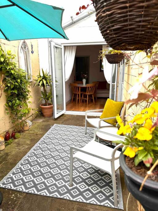 Cosy 19th century two bedroomed home with available parking - 3