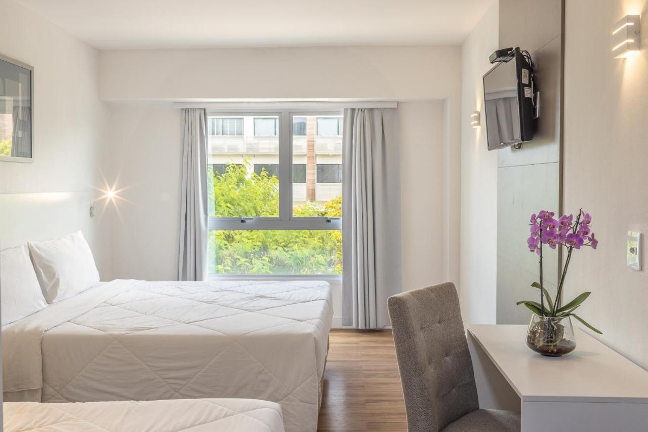 Americas Townhouse Hotel photo