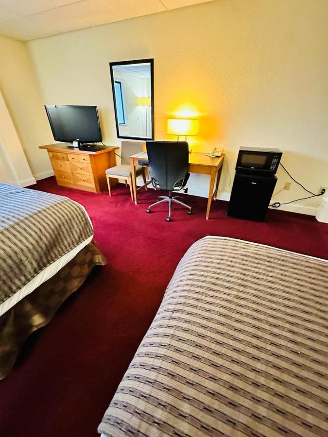 Travel Inn & Suites — photo 18