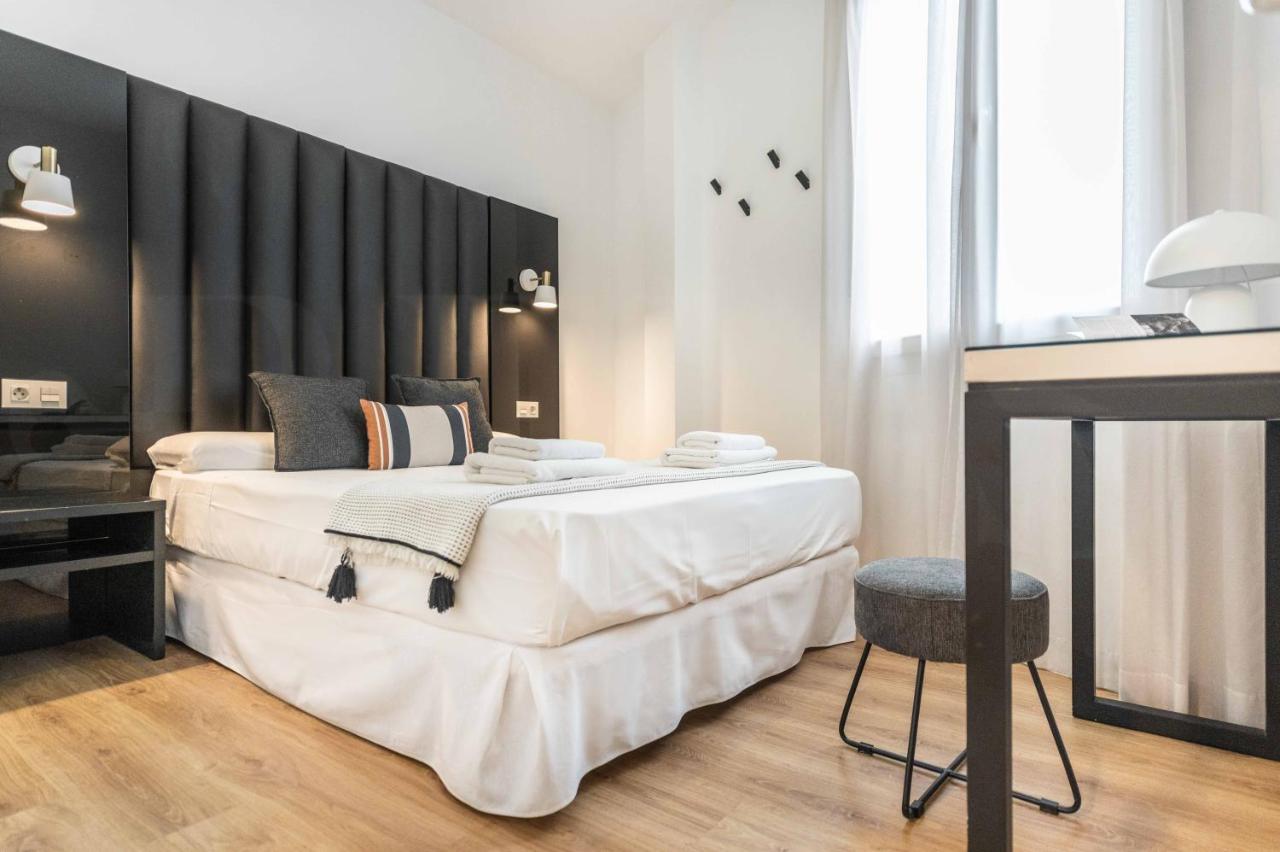 White & Black Suite Picasso-Inspired REMS - 2